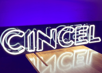 cincel logo neon fondo morado oficina